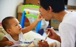 Hành trình bố đơn thân 2 năm xin sữa mẹ nuôi con